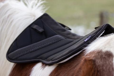 Auch die „starken“ Quittpad Comfort Pads folgen perfekt der geschwungenen Rückenlinie des Pferdes.