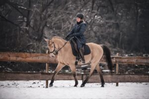 Reiterin mit QUITTPAD® Dressur Schabracke im Einsatz beim Reiten