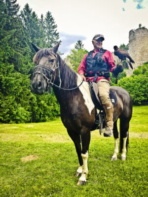 Florian Wagner auf einem Pferd mit einem Bussard auf der Hand