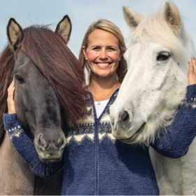 Lisa Schürger zwischen ihren beiden WM-Pferden Byr und Kjalar.