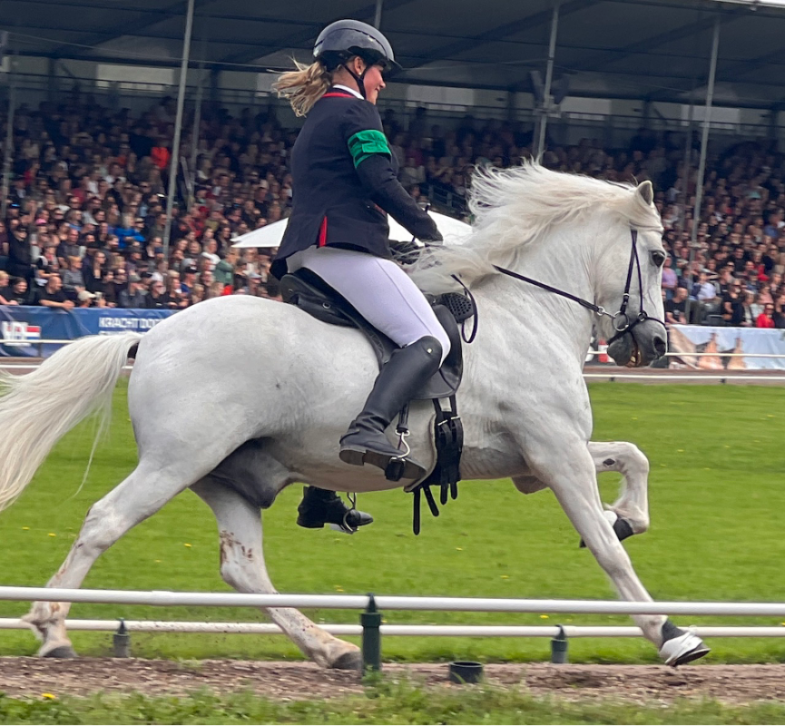 Lisa Schürger mit ihrem Pferd Kjalar von der Seite