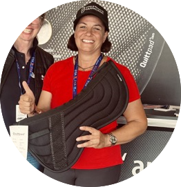 Passreiterin Helga Hochstöger mit eiem Quittpad in der Hand