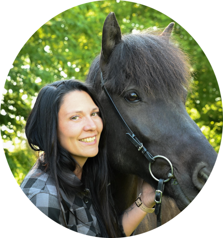 Pferde-Physiotherapeutin Jenny becher mit einem braunen islandpferd